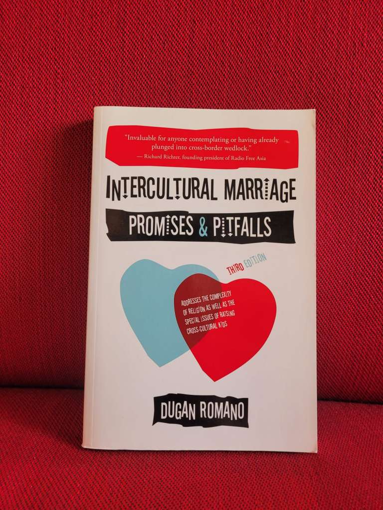 Intercultural Marriage : Promises and Pitfalls by Dugan Romano