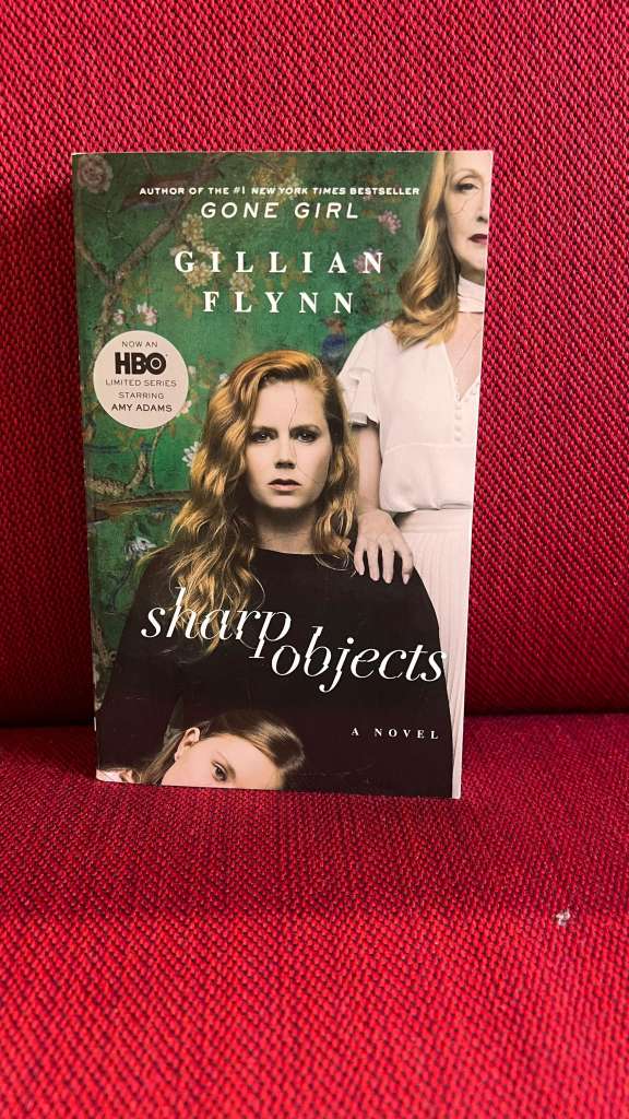 Sharp Objects by Gillian Flynn