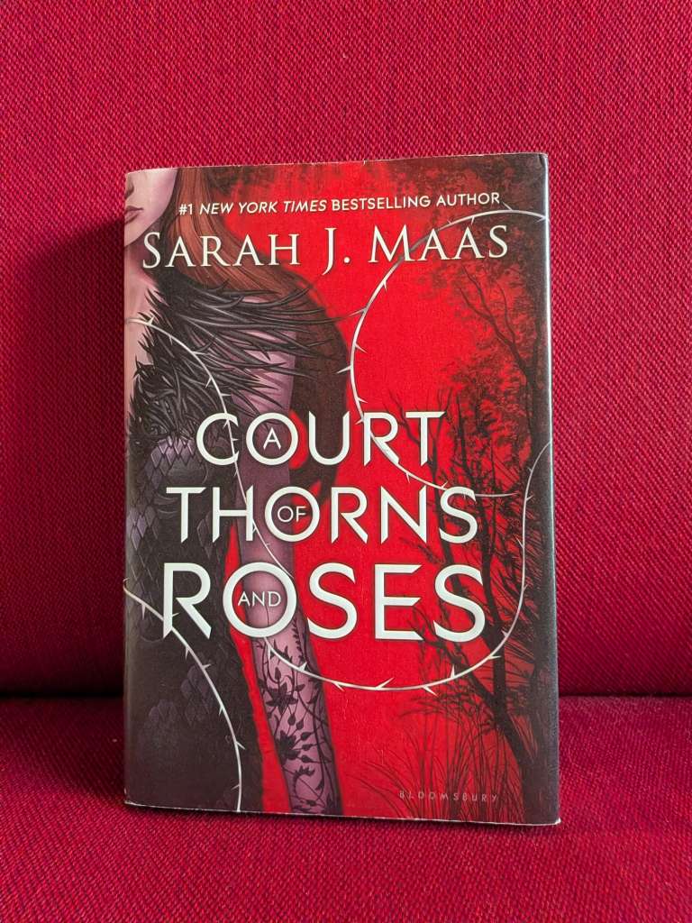 A Court of Thorns and Roses : 1 by Sarah J. Maas
