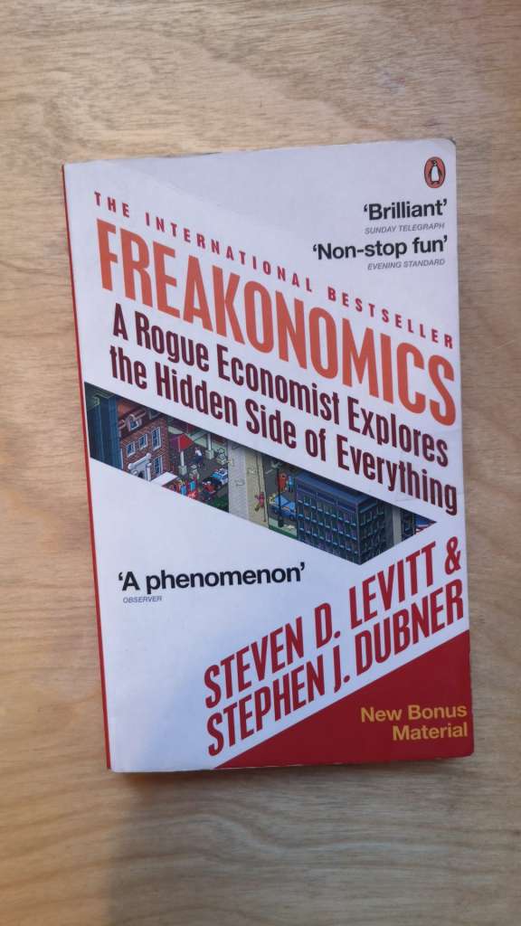 Freakonomics - a rogue economist explores the hidden side of everything - By: Steven D. Levitt & Stephen J. Dubner